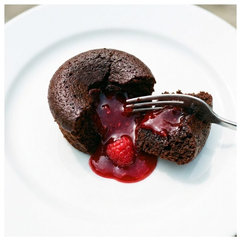 Molten Raspberry Chocolate Cupcakes – Ooey Gooey Center